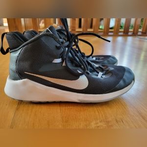 Boys size 5.5 nike future court basketball shoes